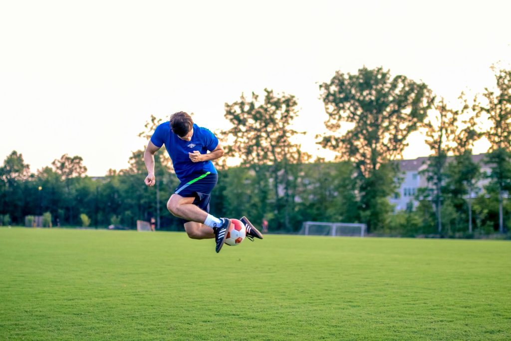 Mann spielt Fußball