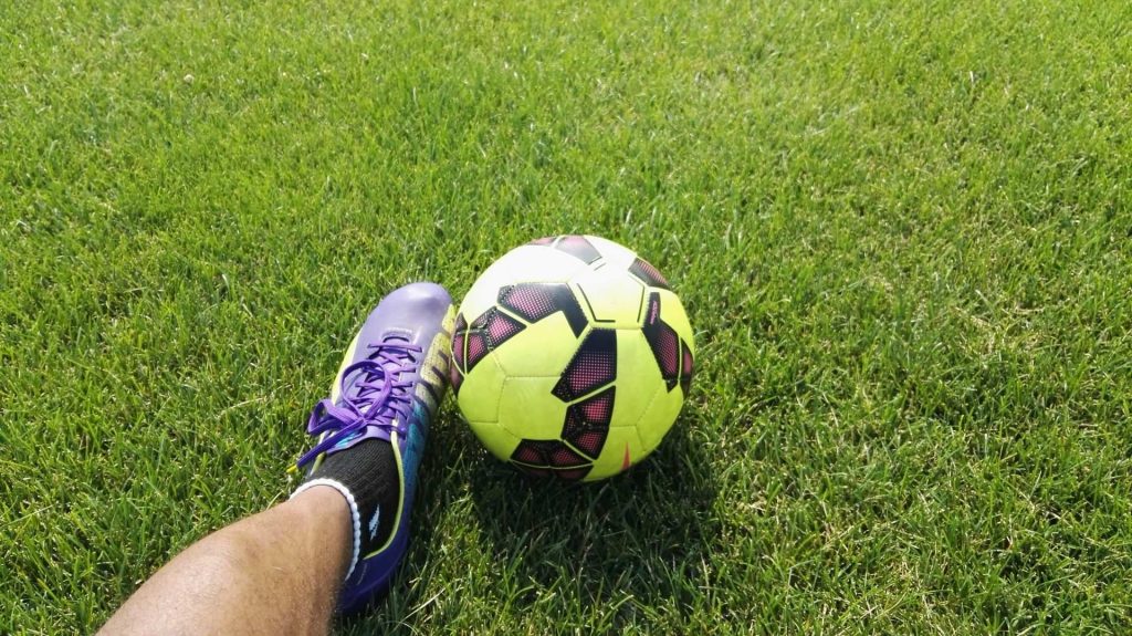 Person, die Fußball tritt